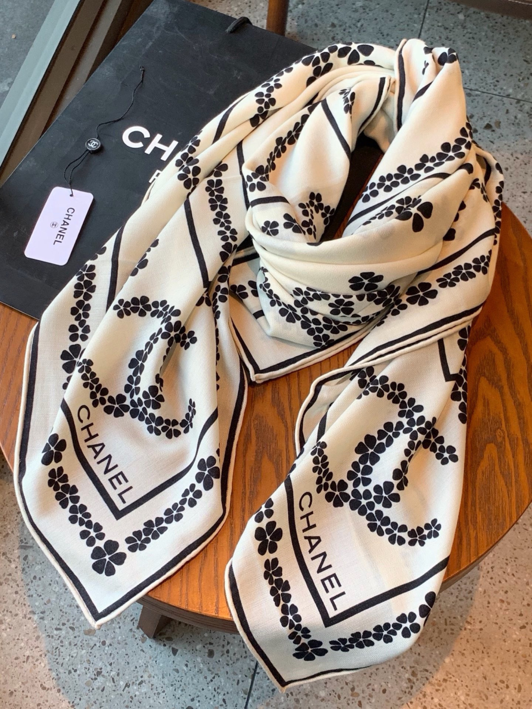 高级成衣系列~Chanel 【140双面同色丝绒披肩】 此系列谱写一曲自由轻灵的赞歌 本系列作品创新演绎品牌的风格符号 高级成衣系列~Chanel 【140双面同色丝绒披肩】 此系列谱写一曲自由轻灵的赞歌 本系列作品创新演绎品牌的风格符号