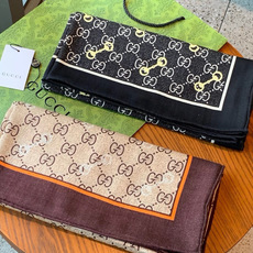 Gucci~140双面丝绒披肩 马衔扣细节和GG图案以精致色调匠心呈献,意在向品牌与马术世界的深厚渊源致敬。这款方巾以真 Gucci~140双面丝绒披肩 马衔扣细节和GG图案以精致色调匠心呈献,意在向品牌与马术世界的深厚渊源致敬。这款方巾以真