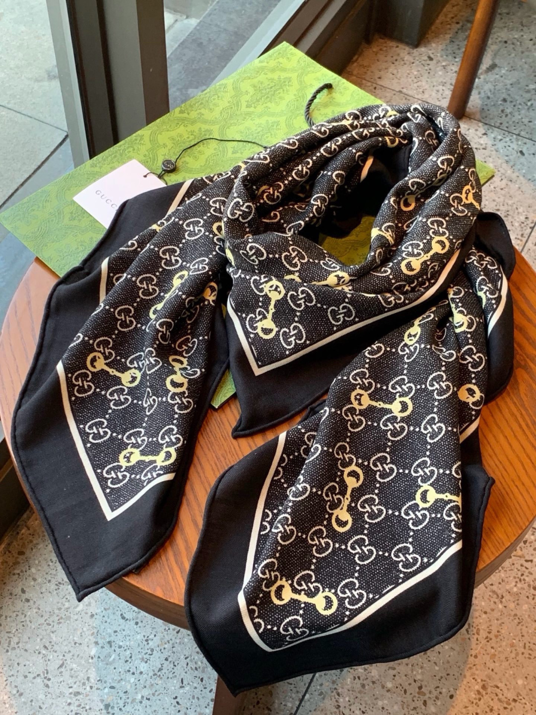 Gucci~140双面丝绒披肩 马衔扣细节和GG图案以精致色调匠心呈献,意在向品牌与马术世界的深厚渊源致敬。这款方巾以真 Gucci~140双面丝绒披肩 马衔扣细节和GG图案以精致色调匠心呈献,意在向品牌与马术世界的深厚渊源致敬。这款方巾以真