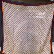 Gucci~140双面丝绒披肩 马衔扣细节和GG图案以精致色调匠心呈献,意在向品牌与马术世界的深厚渊源致敬。这款方巾以真 Gucci~140双面丝绒披肩 马衔扣细节和GG图案以精致色调匠心呈献,意在向品牌与马术世界的深厚渊源致敬。这款方巾以真