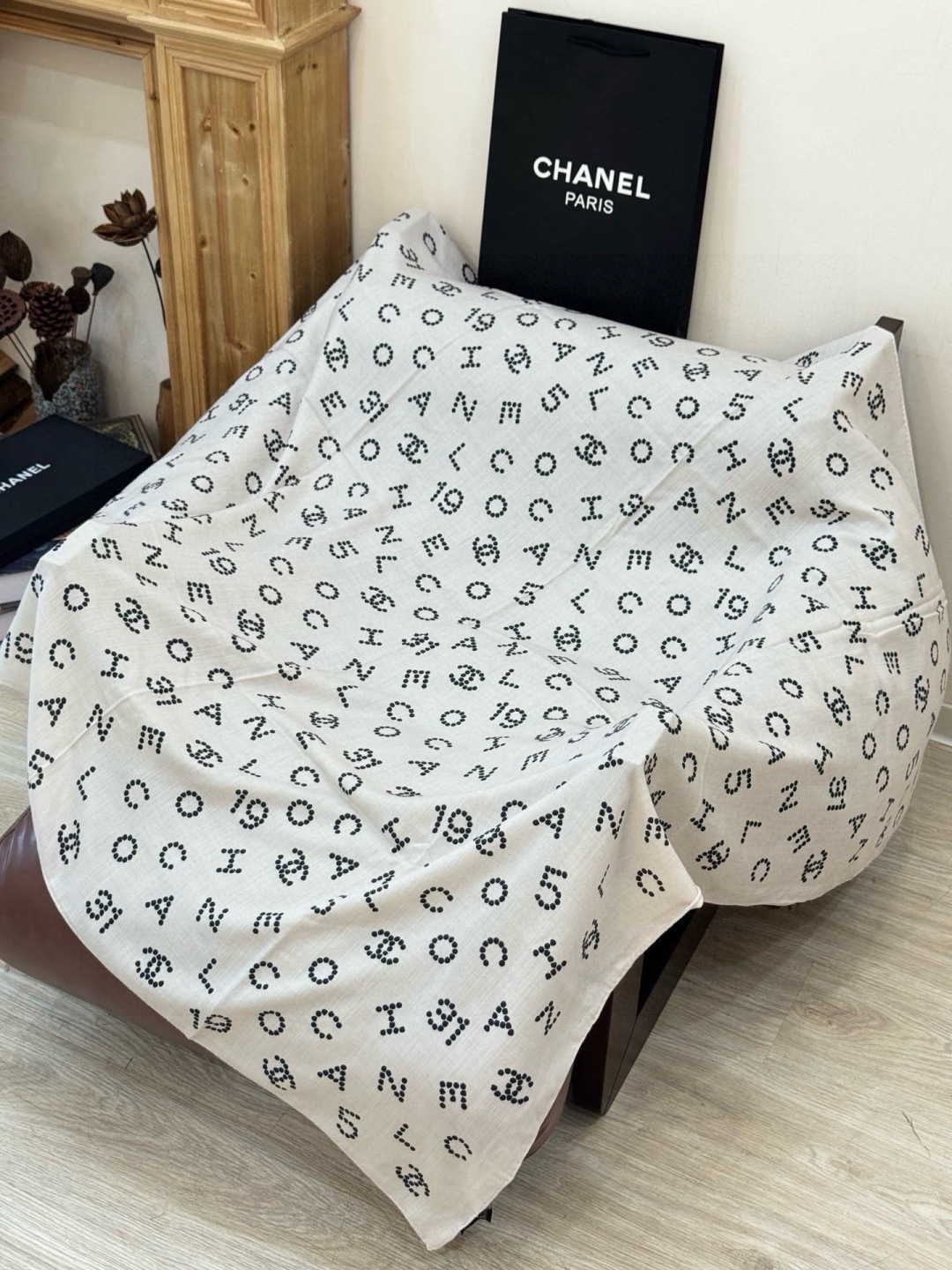 Chanel-丝绒双面方巾 【140双面同色】 出道即巅峰🐂火爆到一条难求🖤 高级感十足的字母CC，和一切经典元素争锋的