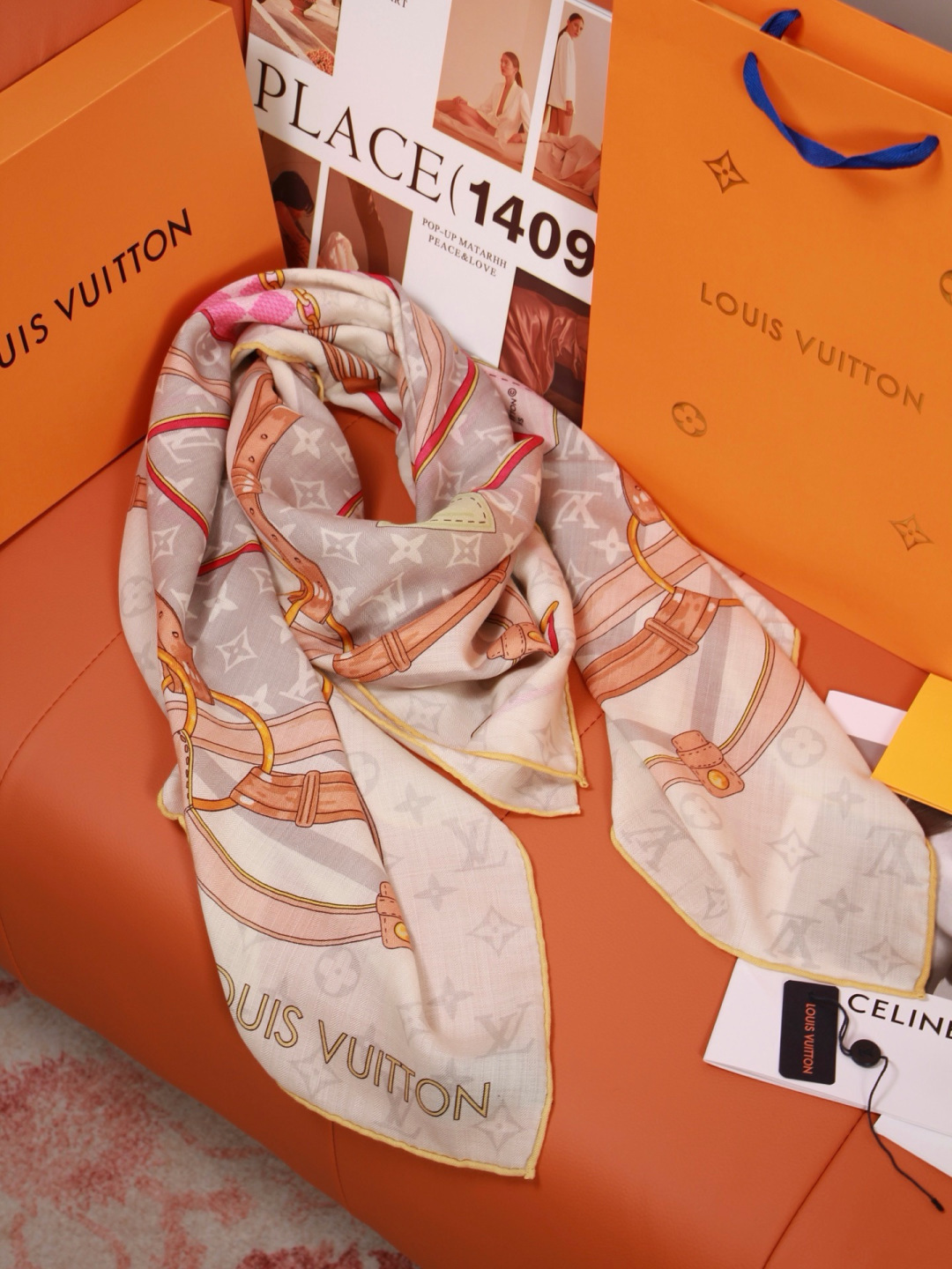 LV x TM 140披肩 【140顶级丝绒双面同色披肩】 本款L Multicolor披肩出自路易威登与知名日本艺术家