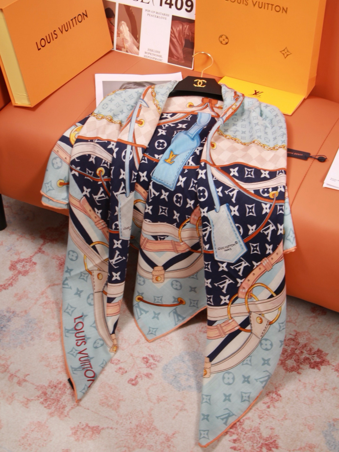 LV x TM 140披肩 【140顶级丝绒双面同色披肩】 本款L Multicolor披肩出自路易威登与知名日本艺术家