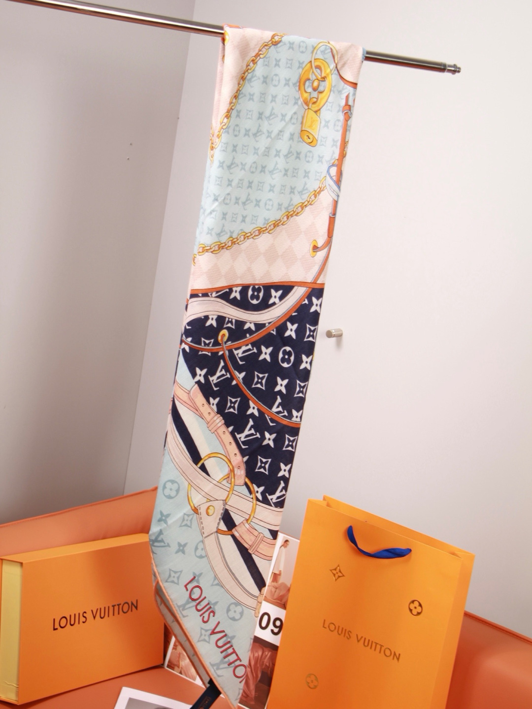 LV x TM 140披肩 【140顶级丝绒双面同色披肩】 本款L Multicolor披肩出自路易威登与知名日本艺术家