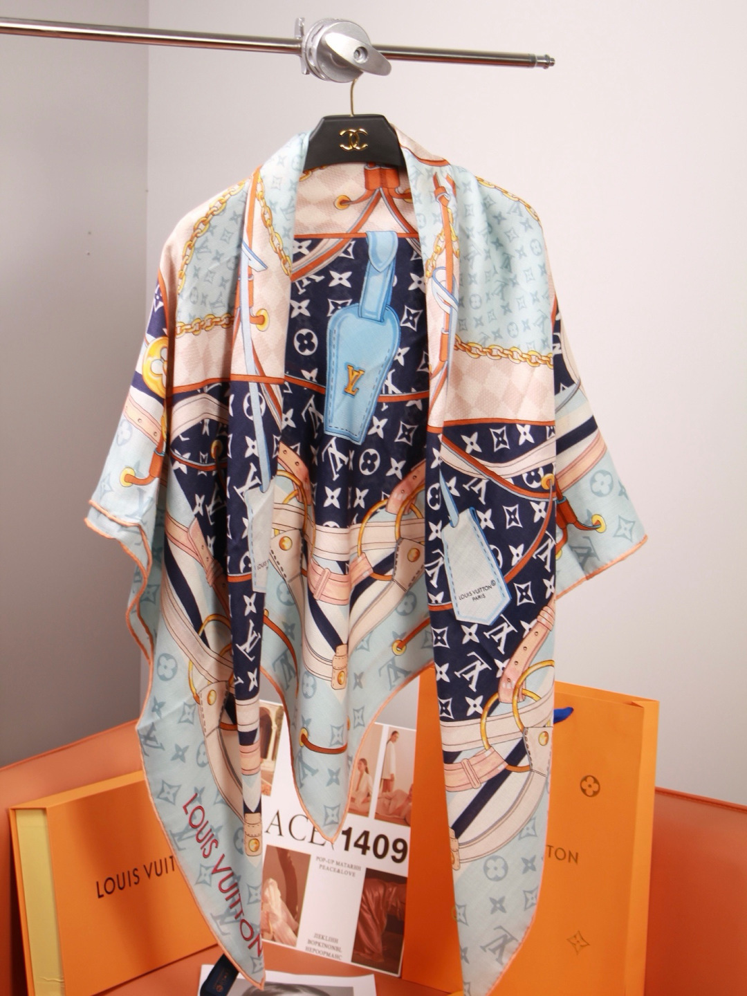 LV x TM 140披肩 【140顶级丝绒双面同色披肩】 本款L Multicolor披肩出自路易威登与知名日本艺术家
