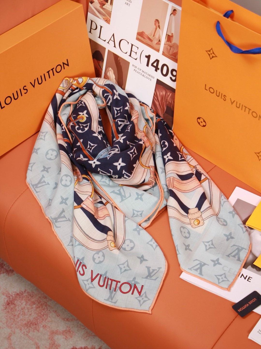 LV x TM 140披肩 【140顶级丝绒双面同色披肩】 本款L Multicolor披肩出自路易威登与知名日本艺术家