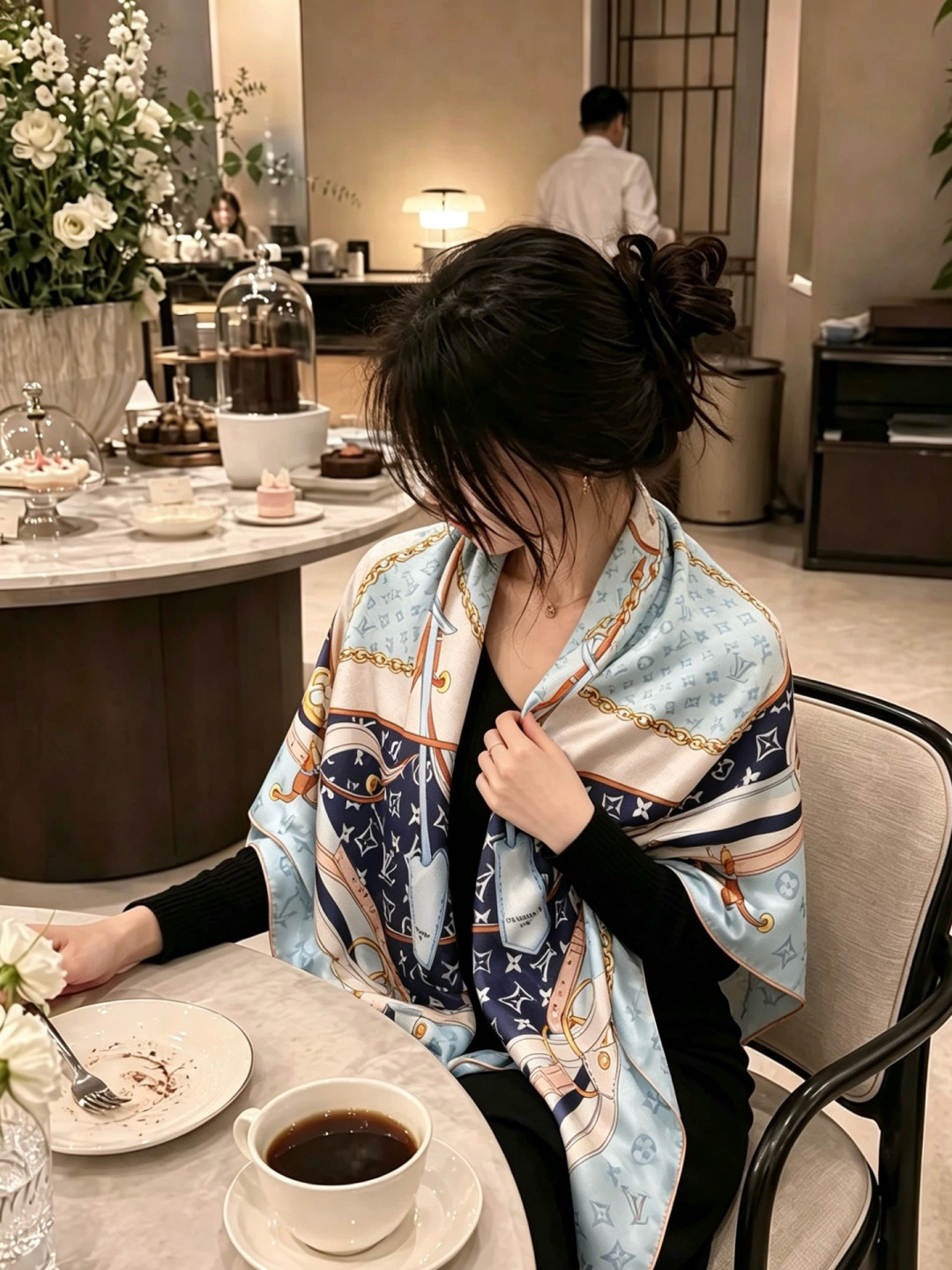 LV x TM 140披肩 【140顶级丝绒双面同色披肩】 本款L Multicolor披肩出自路易威登与知名日本艺术家