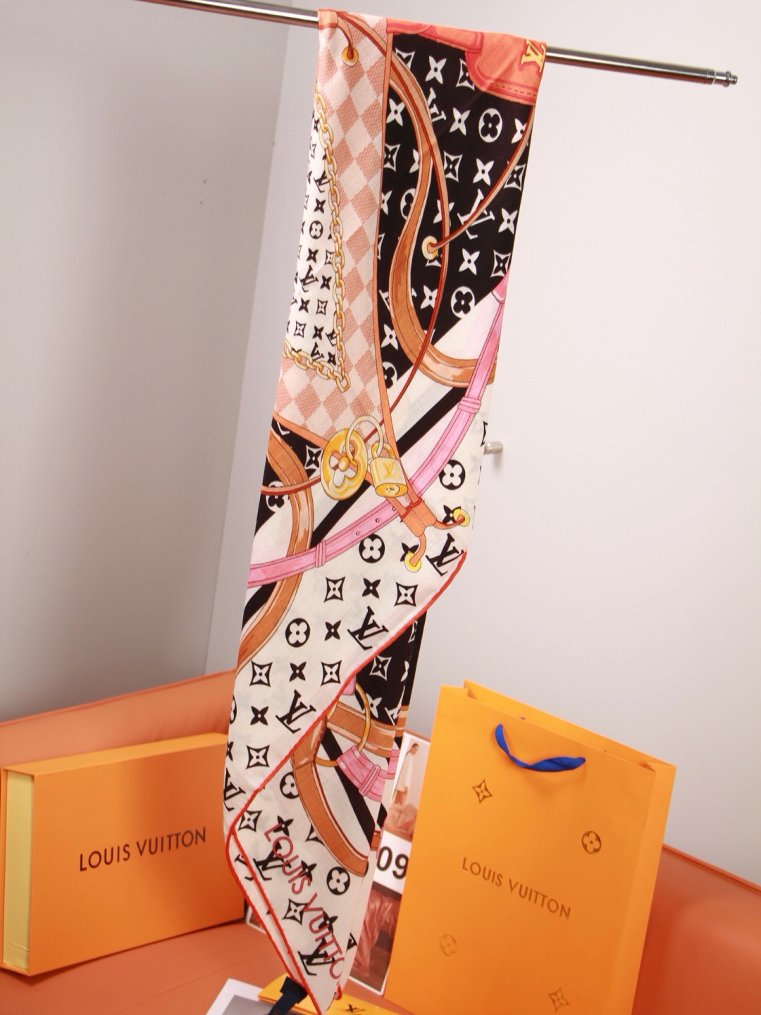 LV x TM 140披肩 【140顶级丝绒双面同色披肩】 本款L Multicolor披肩出自路易威登与知名日本艺术家 LV x TM 140披肩 【140顶级丝绒双面同色披肩】 本款L Multicolor披肩出自路易威登与知名日本艺术家
