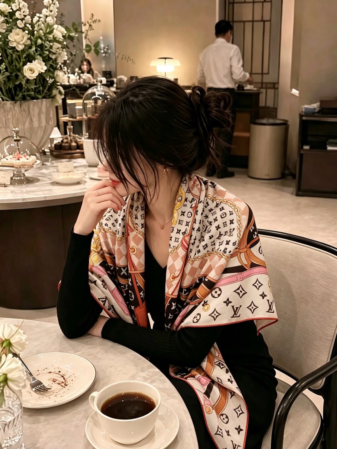 LV x TM 140披肩 【140顶级丝绒双面同色披肩】 本款L Multicolor披肩出自路易威登与知名日本艺术家