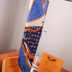 LV x TM 140披肩 【140顶级丝绒双面同色披肩】 本款L Multicolor披肩出自路易威登与知名日本艺术家 LV x TM 140披肩 【140顶级丝绒双面同色披肩】 本款L Multicolor披肩出自路易威登与知名日本艺术家