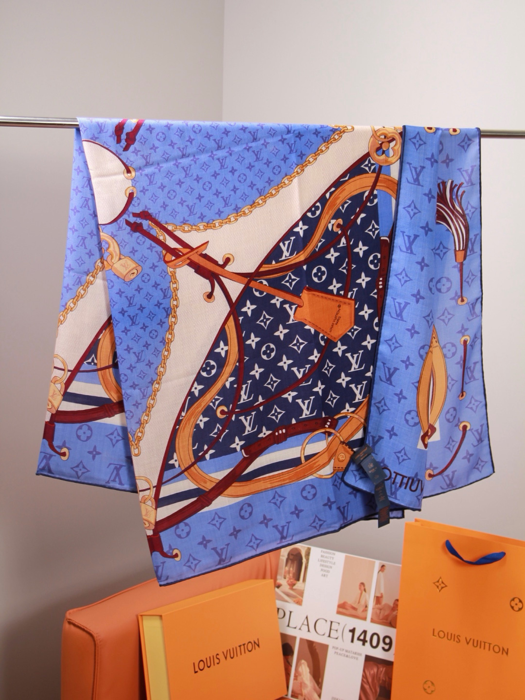 LV x TM 140披肩 【140顶级丝绒双面同色披肩】 本款L Multicolor披肩出自路易威登与知名日本艺术家 LV x TM 140披肩 【140顶级丝绒双面同色披肩】 本款L Multicolor披肩出自路易威登与知名日本艺术家
