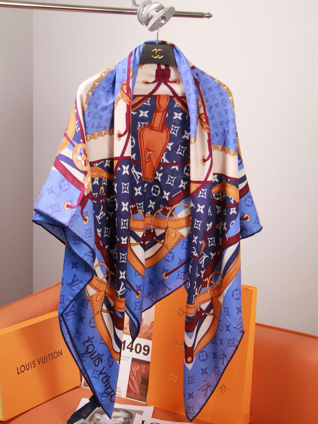 LV x TM 140披肩 【140顶级丝绒双面同色披肩】 本款L Multicolor披肩出自路易威登与知名日本艺术家 LV x TM 140披肩 【140顶级丝绒双面同色披肩】 本款L Multicolor披肩出自路易威登与知名日本艺术家