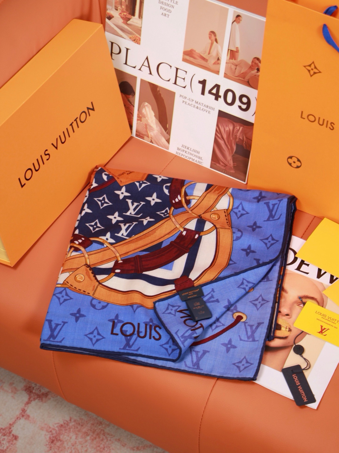 LV x TM 140披肩 【140顶级丝绒双面同色披肩】 本款L Multicolor披肩出自路易威登与知名日本艺术家 LV x TM 140披肩 【140顶级丝绒双面同色披肩】 本款L Multicolor披肩出自路易威登与知名日本艺术家