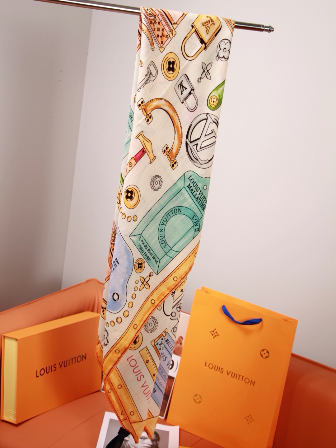 LV x TM 140披肩 【140顶级丝绒双面同色披肩】 本款L Multicolor披肩出自路易威登与知名日本艺术家 LV x TM 140披肩 【140顶级丝绒双面同色披肩】 本款L Multicolor披肩出自路易威登与知名日本艺术家