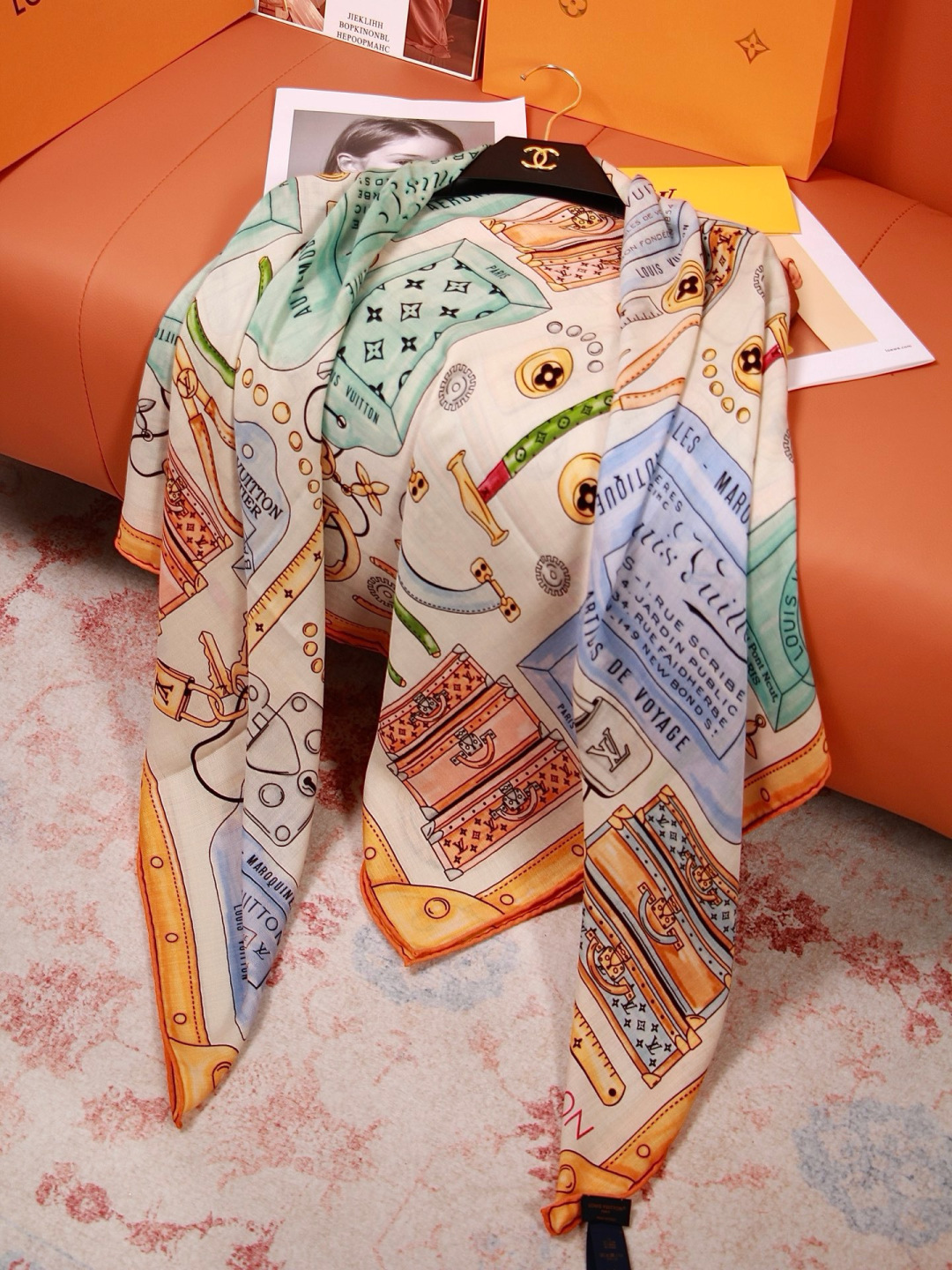 LV x TM 140披肩 【140顶级丝绒双面同色披肩】 本款L Multicolor披肩出自路易威登与知名日本艺术家 LV x TM 140披肩 【140顶级丝绒双面同色披肩】 本款L Multicolor披肩出自路易威登与知名日本艺术家