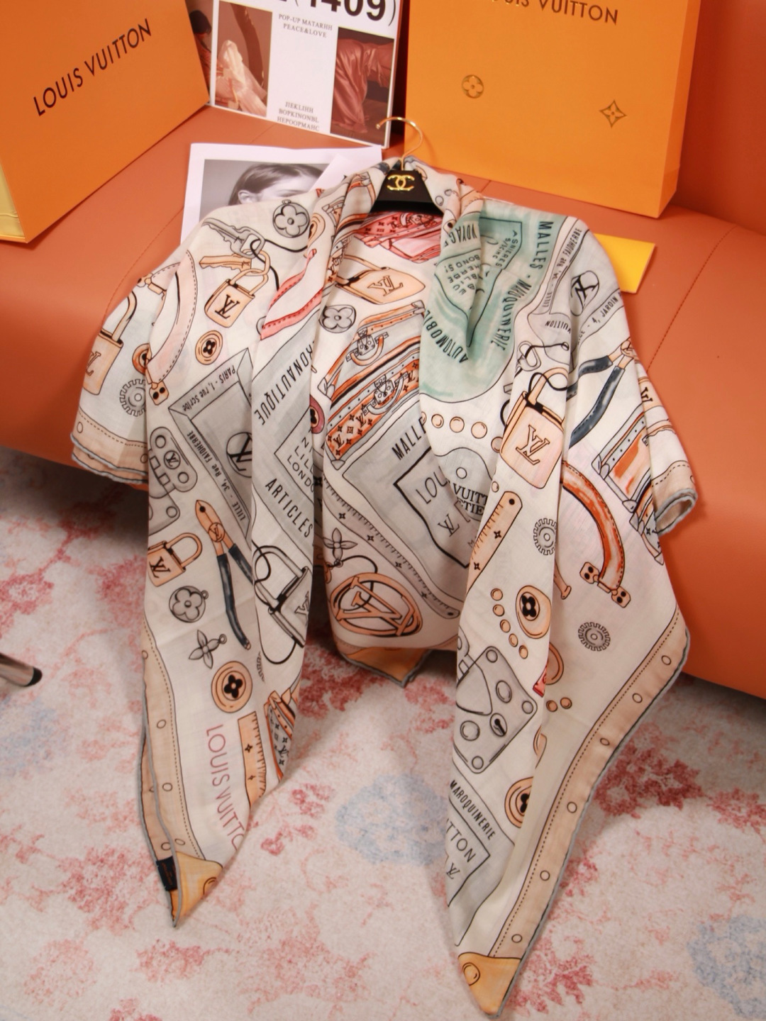 LV x TM 140披肩 【140顶级丝绒双面同色披肩】 本款L Multicolor披肩出自路易威登与知名日本艺术家