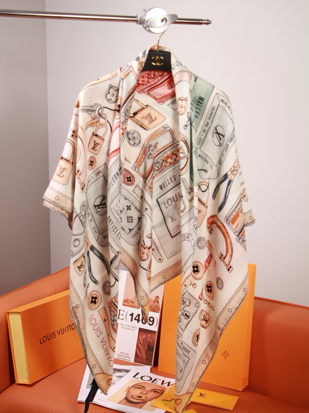 LV x TM 140披肩 【140顶级丝绒双面同色披肩】 本款L Multicolor披肩出自路易威登与知名日本艺术家