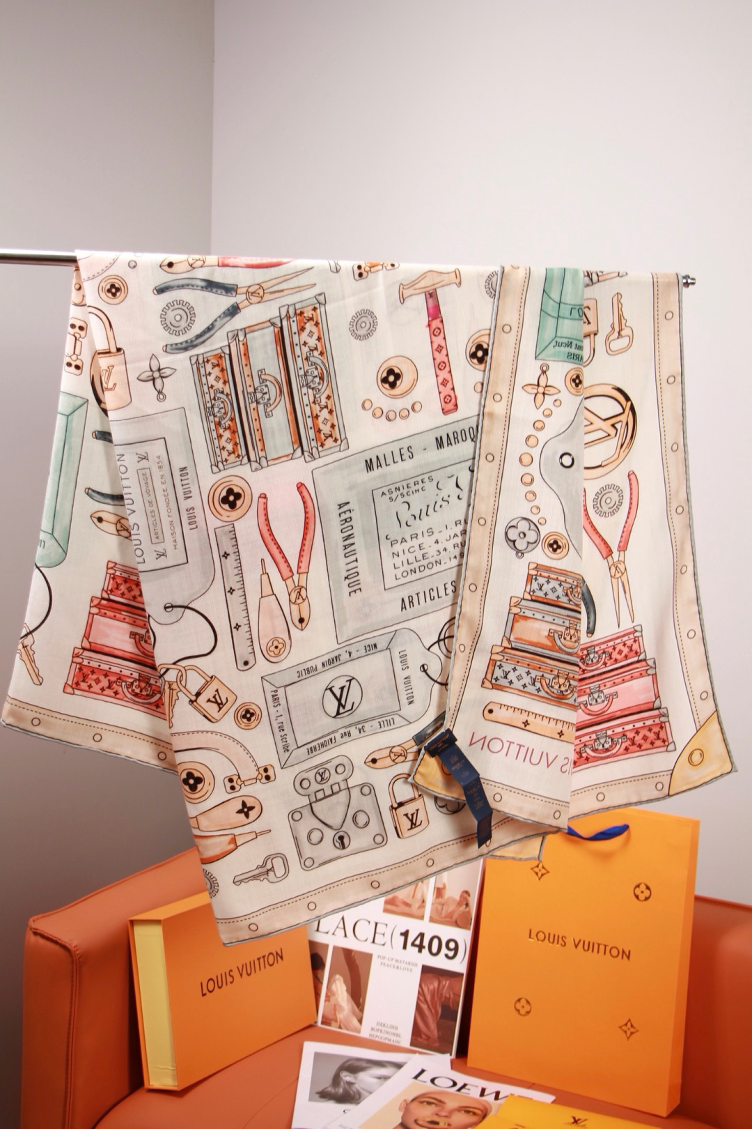 LV x TM 140披肩 【140顶级丝绒双面同色披肩】 本款L Multicolor披肩出自路易威登与知名日本艺术家