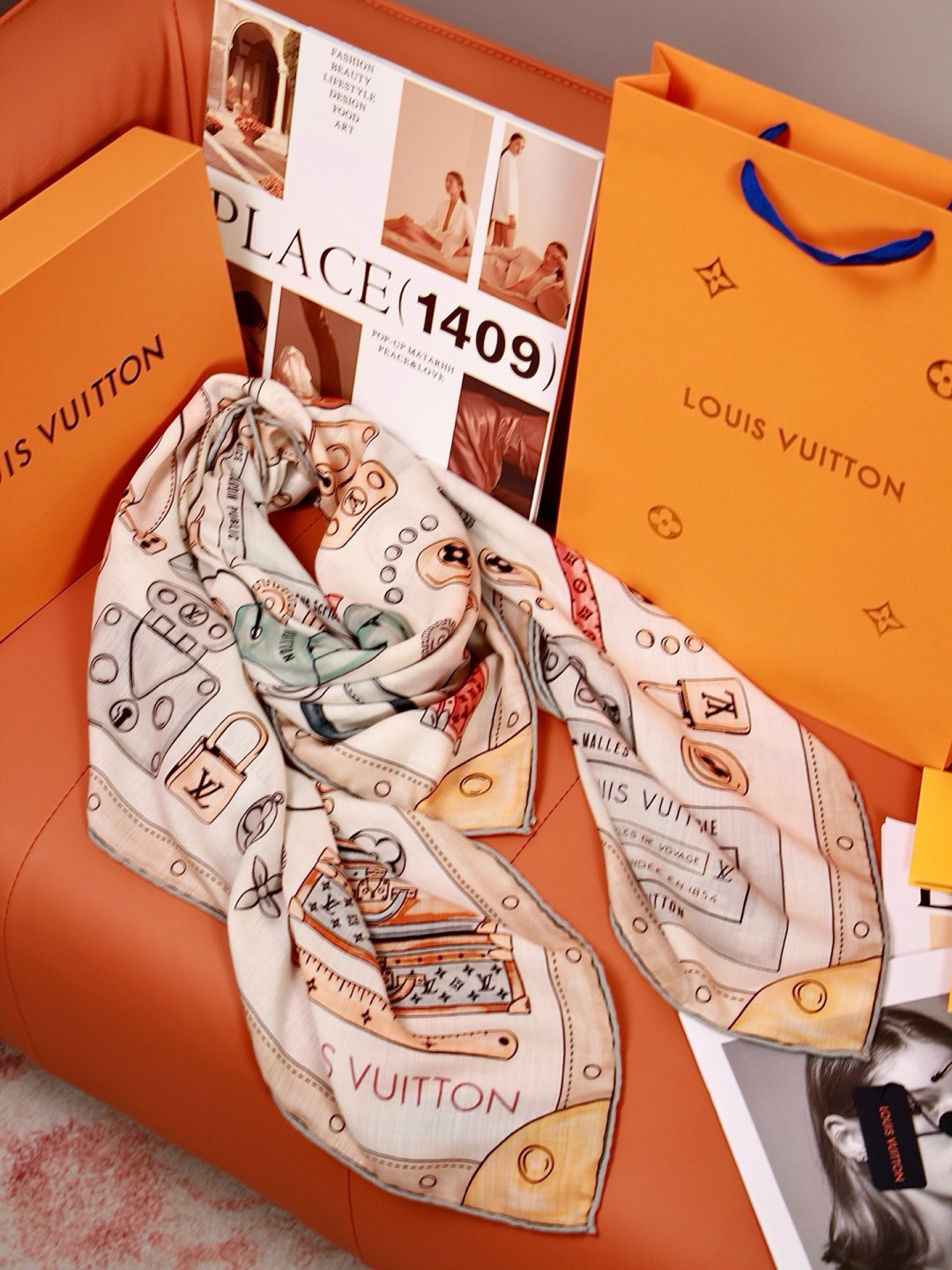 LV x TM 140披肩 【140顶级丝绒双面同色披肩】 本款L Multicolor披肩出自路易威登与知名日本艺术家
