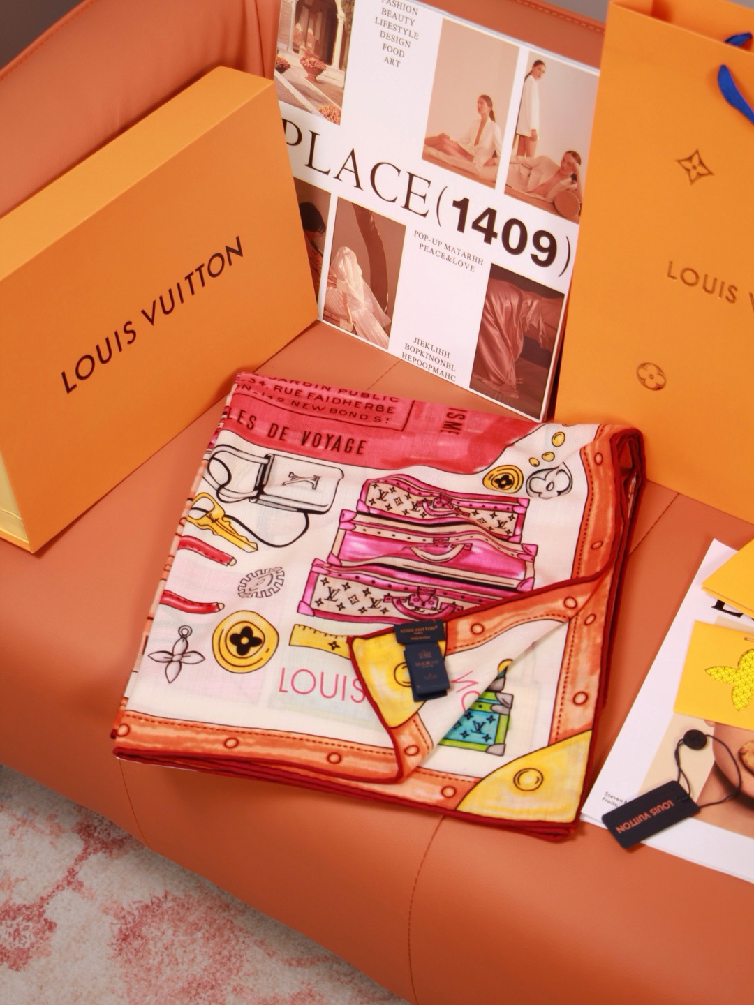 LV x TM 140披肩 【140顶级丝绒双面同色披肩】 本款L Multicolor披肩出自路易威登与知名日本艺术家 LV x TM 140披肩 【140顶级丝绒双面同色披肩】 本款L Multicolor披肩出自路易威登与知名日本艺术家