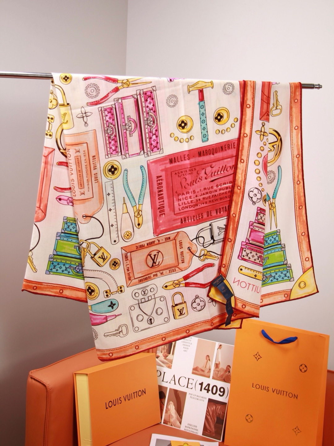 LV x TM 140披肩 【140顶级丝绒双面同色披肩】 本款L Multicolor披肩出自路易威登与知名日本艺术家 LV x TM 140披肩 【140顶级丝绒双面同色披肩】 本款L Multicolor披肩出自路易威登与知名日本艺术家