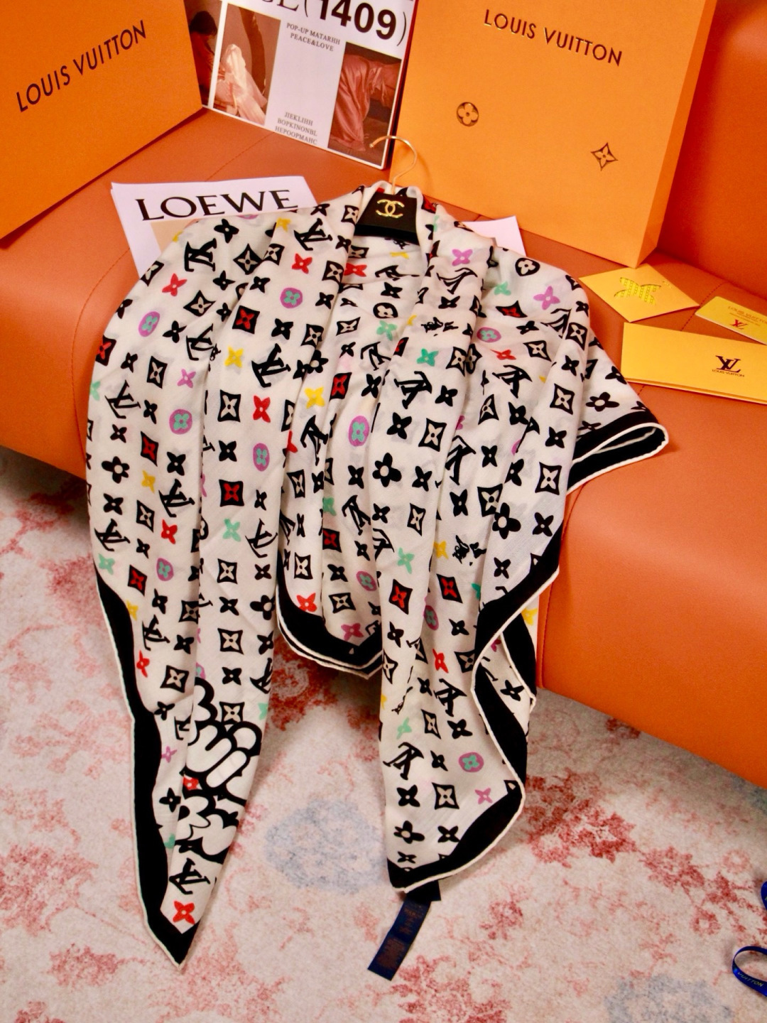 LV x TM 140披肩 【140顶级丝绒双面同色披肩】 本款L Multicolor披肩出自路易威登与知名日本艺术家
