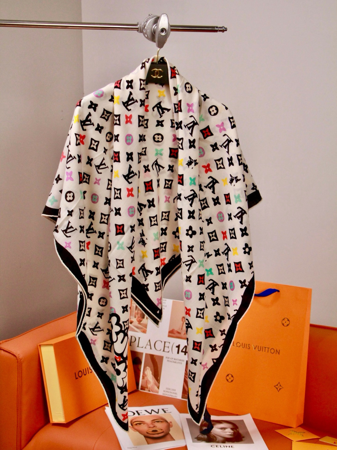 LV x TM 140披肩 【140顶级丝绒双面同色披肩】 本款L Multicolor披肩出自路易威登与知名日本艺术家