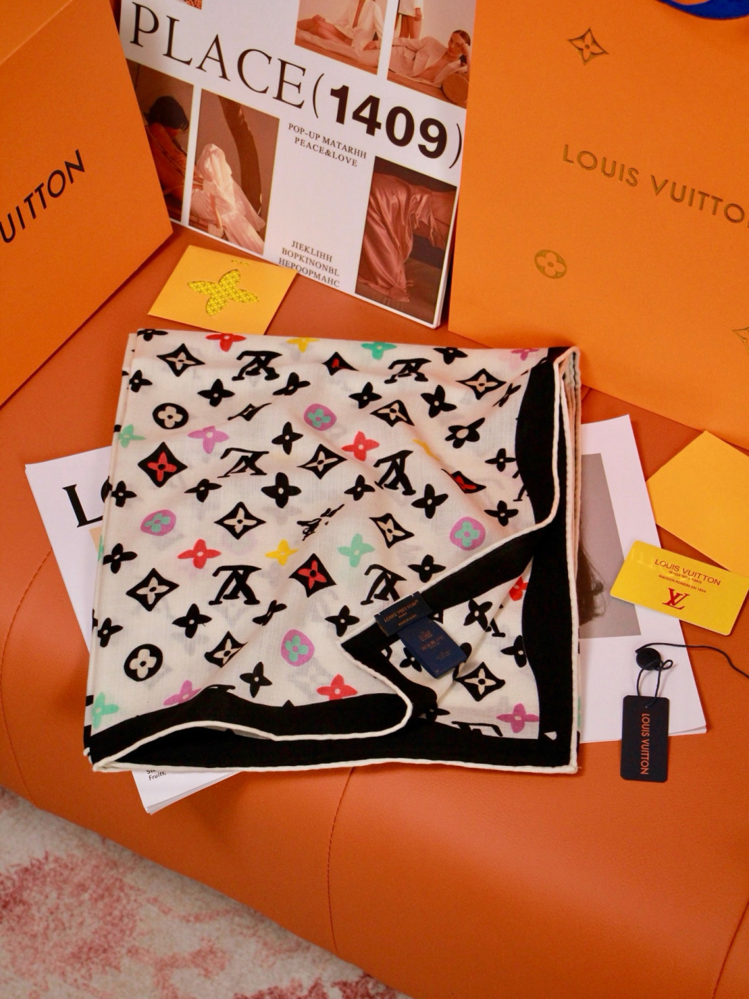 LV x TM 140披肩 【140顶级丝绒双面同色披肩】 本款L Multicolor披肩出自路易威登与知名日本艺术家