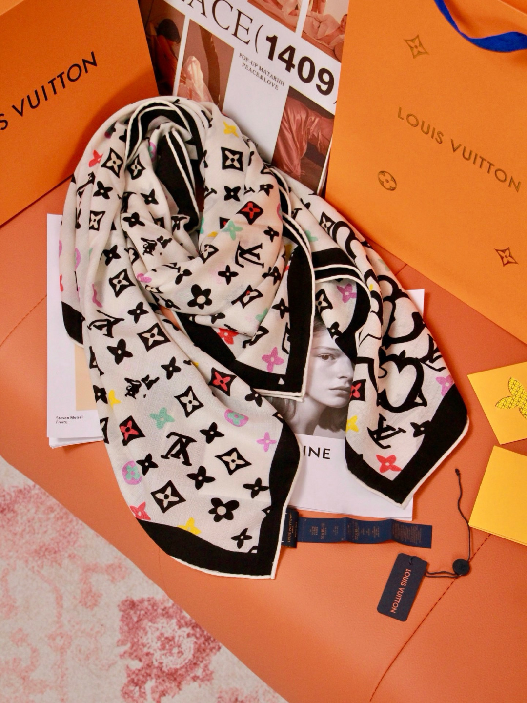 LV x TM 140披肩 【140顶级丝绒双面同色披肩】 本款L Multicolor披肩出自路易威登与知名日本艺术家