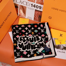 LV x TM 140披肩 【140顶级丝绒双面同色披肩】 本款L Multicolor披肩出自路易威登与知名日本艺术家 LV x TM 140披肩 【140顶级丝绒双面同色披肩】 本款L Multicolor披肩出自路易威登与知名日本艺术家