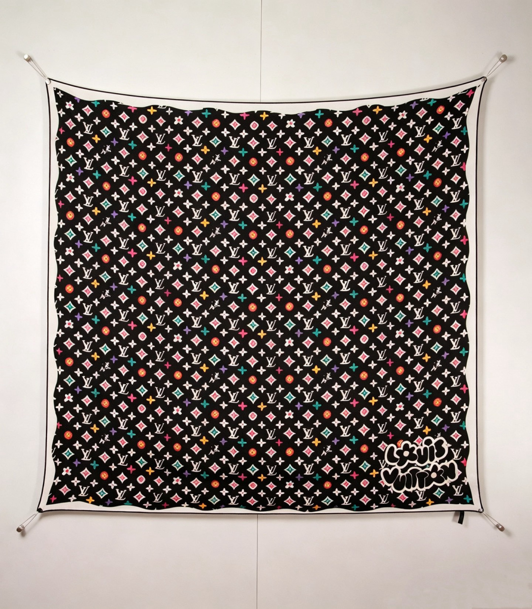 LV x TM 140披肩 【140顶级丝绒双面同色披肩】 本款L Multicolor披肩出自路易威登与知名日本艺术家 LV x TM 140披肩 【140顶级丝绒双面同色披肩】 本款L Multicolor披肩出自路易威登与知名日本艺术家