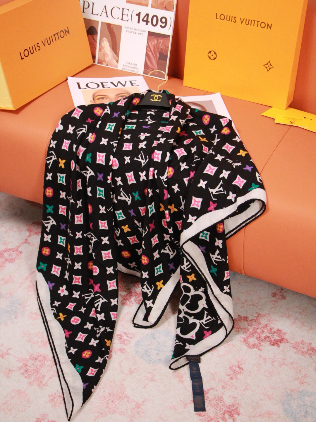 LV x TM 140披肩 【140顶级丝绒双面同色披肩】 本款L Multicolor披肩出自路易威登与知名日本艺术家 LV x TM 140披肩 【140顶级丝绒双面同色披肩】 本款L Multicolor披肩出自路易威登与知名日本艺术家