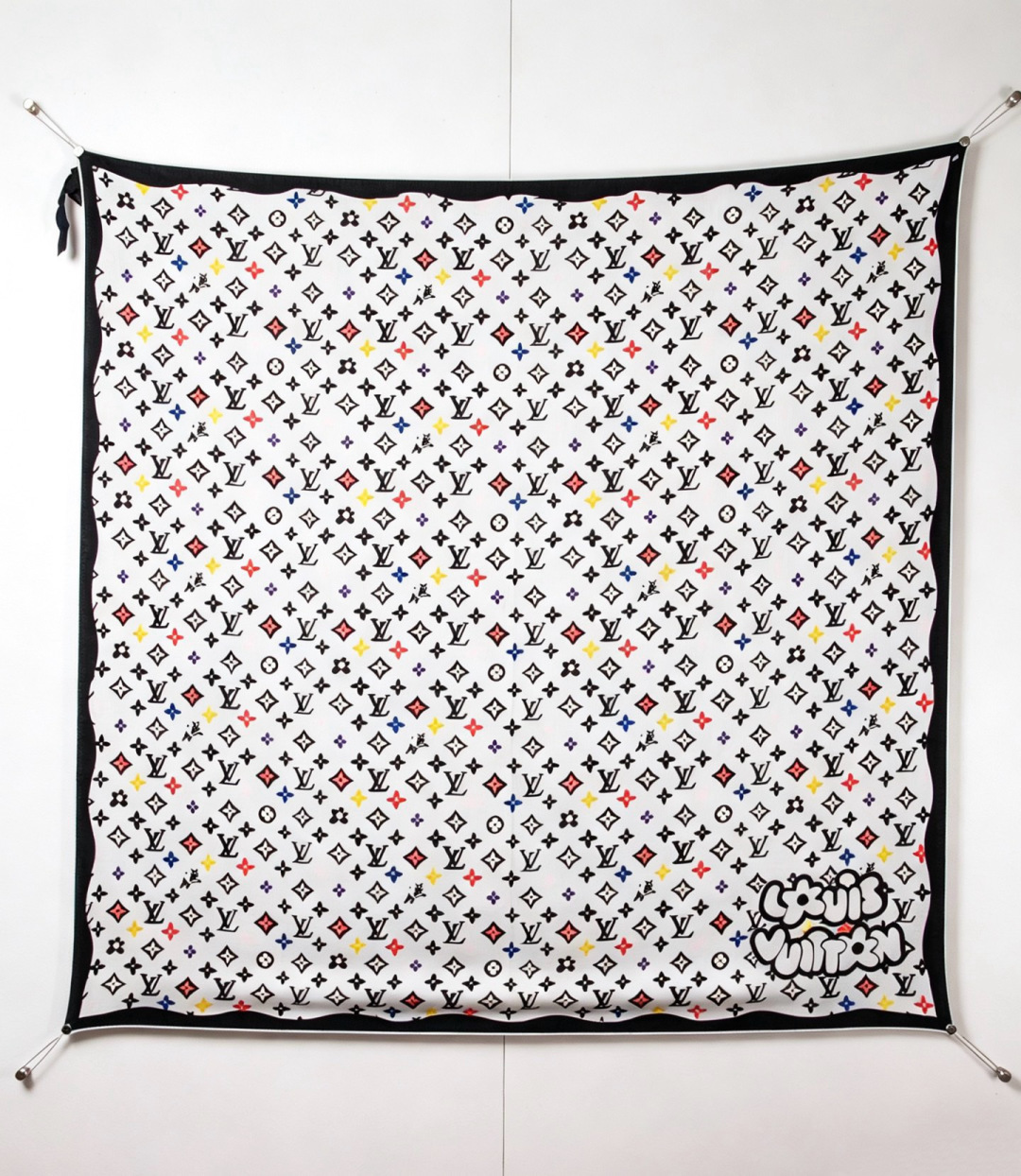 LV x TM 140披肩 【140顶级丝绒双面同色披肩】 本款L Multicolor披肩出自路易威登与知名日本艺术家 LV x TM 140披肩 【140顶级丝绒双面同色披肩】 本款L Multicolor披肩出自路易威登与知名日本艺术家