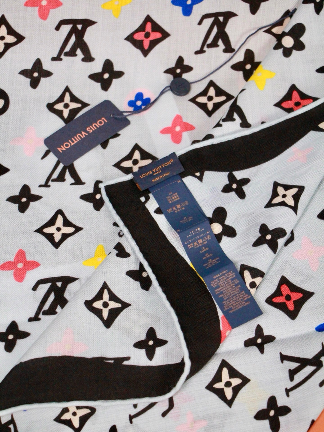 LV x TM 140披肩 【140顶级丝绒双面同色披肩】 本款L Multicolor披肩出自路易威登与知名日本艺术家 LV x TM 140披肩 【140顶级丝绒双面同色披肩】 本款L Multicolor披肩出自路易威登与知名日本艺术家