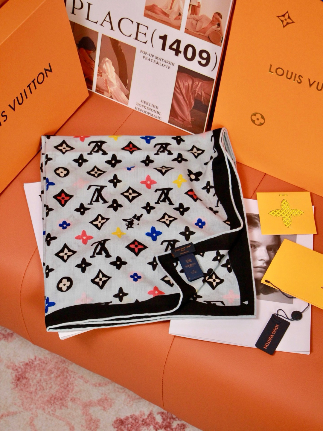 LV x TM 140披肩 【140顶级丝绒双面同色披肩】 本款L Multicolor披肩出自路易威登与知名日本艺术家 LV x TM 140披肩 【140顶级丝绒双面同色披肩】 本款L Multicolor披肩出自路易威登与知名日本艺术家