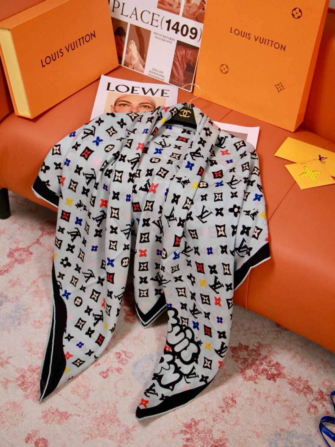 LV x TM 140披肩 【140顶级丝绒双面同色披肩】 本款L Multicolor披肩出自路易威登与知名日本艺术家 LV x TM 140披肩 【140顶级丝绒双面同色披肩】 本款L Multicolor披肩出自路易威登与知名日本艺术家