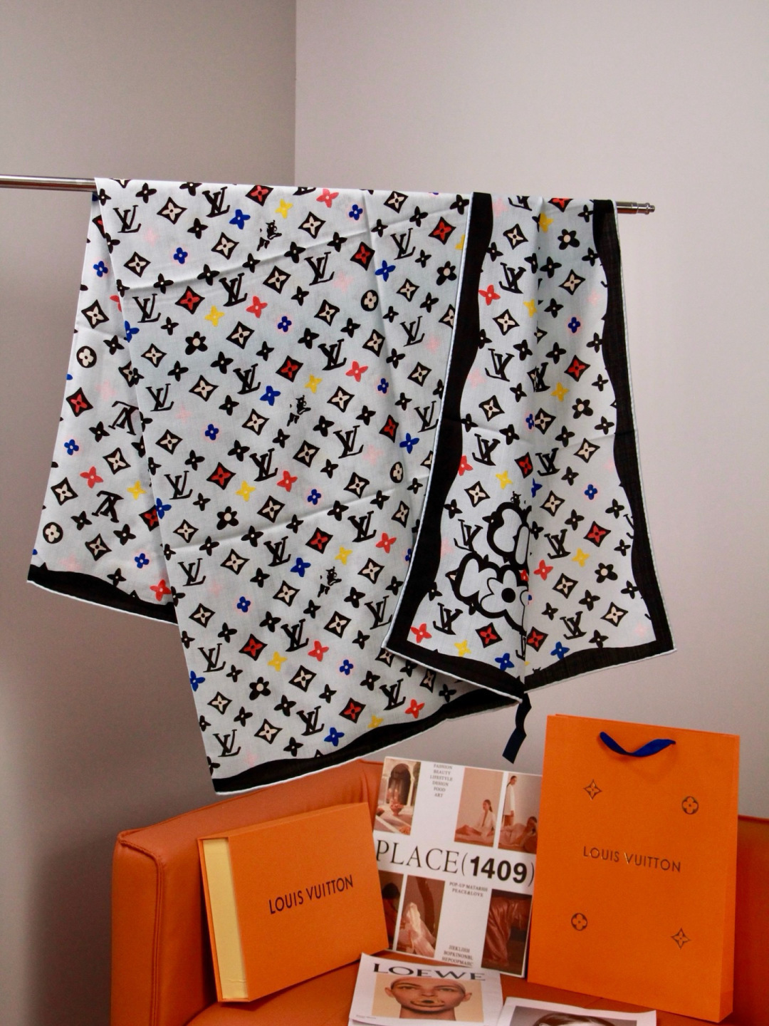LV x TM 140披肩 【140顶级丝绒双面同色披肩】 本款L Multicolor披肩出自路易威登与知名日本艺术家 LV x TM 140披肩 【140顶级丝绒双面同色披肩】 本款L Multicolor披肩出自路易威登与知名日本艺术家
