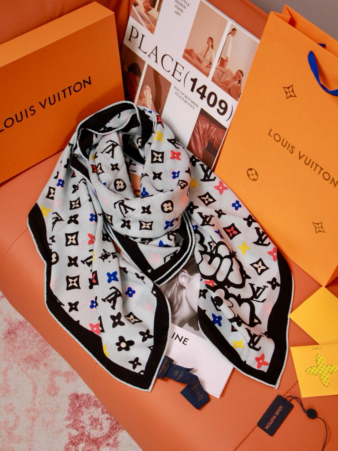LV x TM 140披肩 【140顶级丝绒双面同色披肩】 本款L Multicolor披肩出自路易威登与知名日本艺术家 LV x TM 140披肩 【140顶级丝绒双面同色披肩】 本款L Multicolor披肩出自路易威登与知名日本艺术家