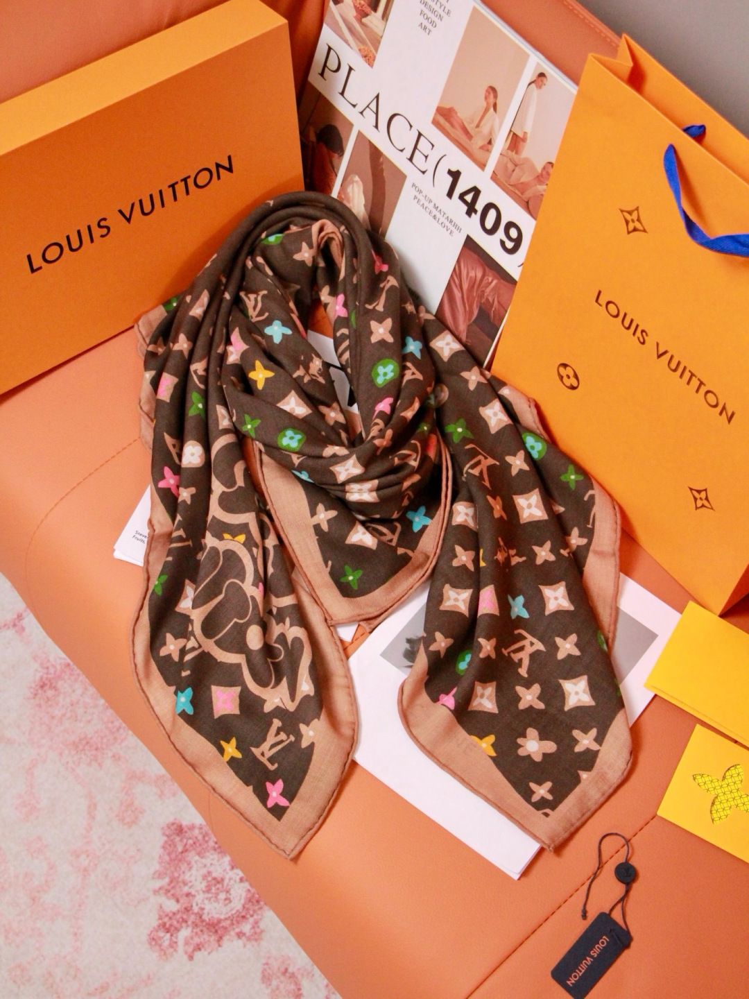 LV x TM 140披肩 【140顶级丝绒双面同色披肩】 本款L Multicolor披肩出自路易威登与知名日本艺术家