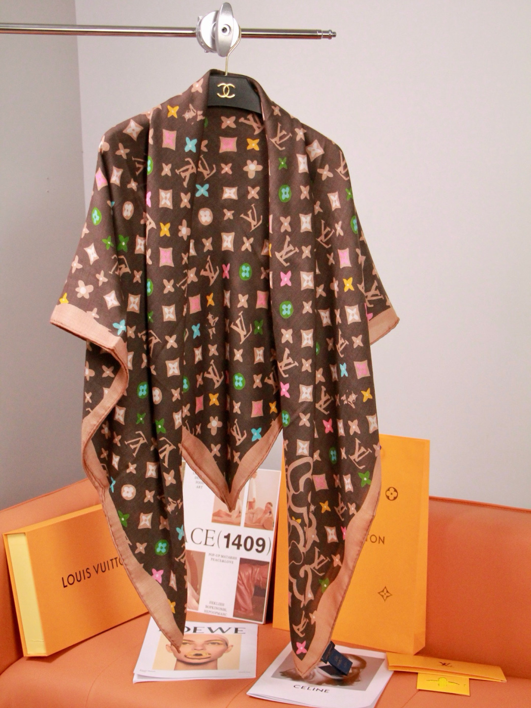 LV x TM 140披肩 【140顶级丝绒双面同色披肩】 本款L Multicolor披肩出自路易威登与知名日本艺术家