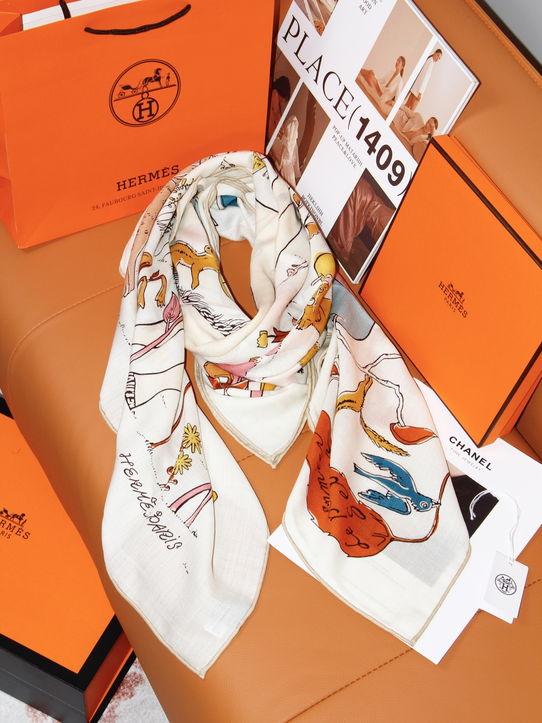 “马鞍上的苹果树”140双面方巾 手工卷边丝绒方巾。 这款爱马仕的经典单品展现强大而迷人的女性魅力精髓。此款140方巾推