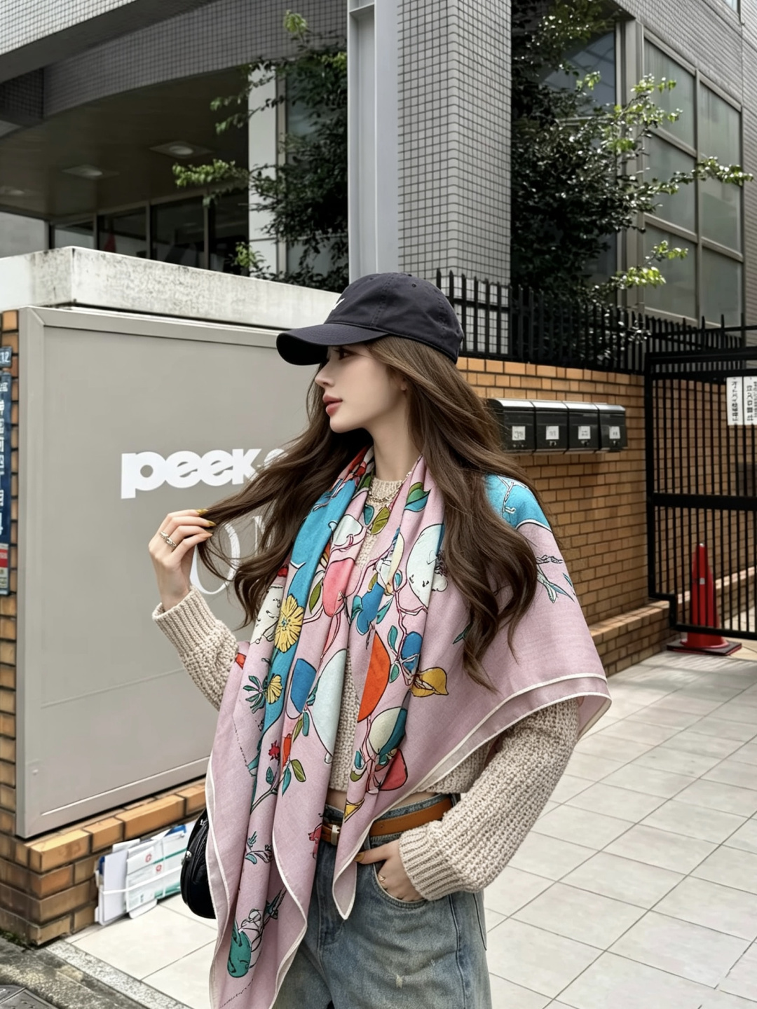 “马鞍上的苹果树”140双面方巾 手工卷边丝绒方巾。 这款爱马仕的经典单品展现强大而迷人的女性魅力精髓。此款140方巾推
