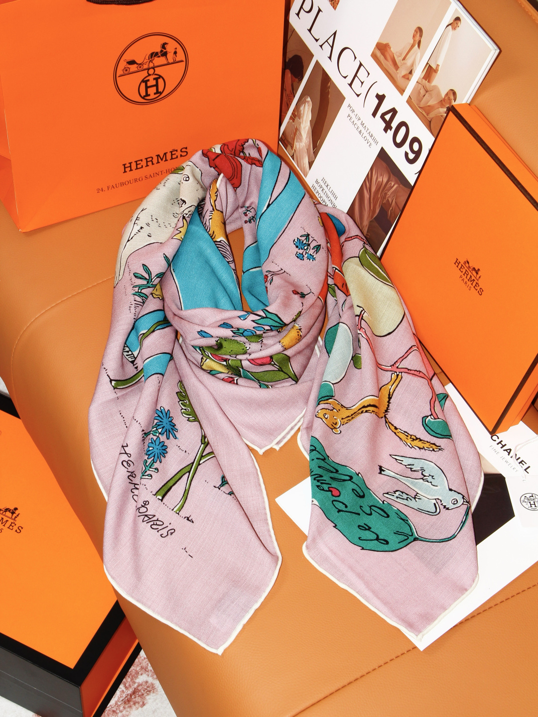 “马鞍上的苹果树”140双面方巾 手工卷边丝绒方巾。 这款爱马仕的经典单品展现强大而迷人的女性魅力精髓。此款140方巾推