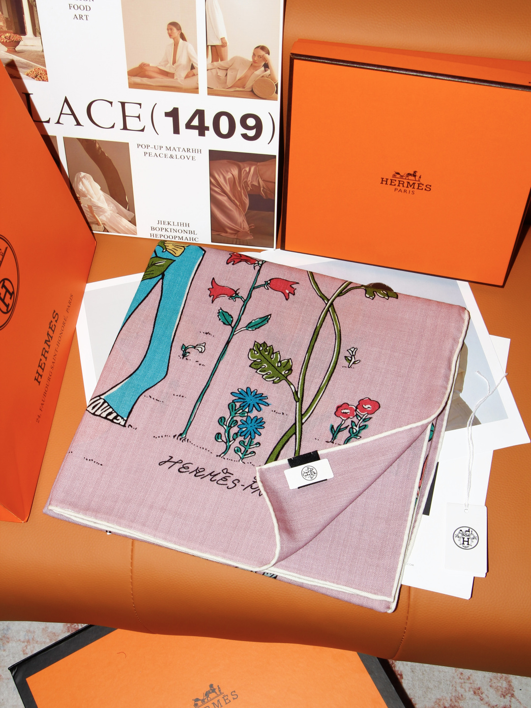 “马鞍上的苹果树”140双面方巾 手工卷边丝绒方巾。 这款爱马仕的经典单品展现强大而迷人的女性魅力精髓。此款140方巾推