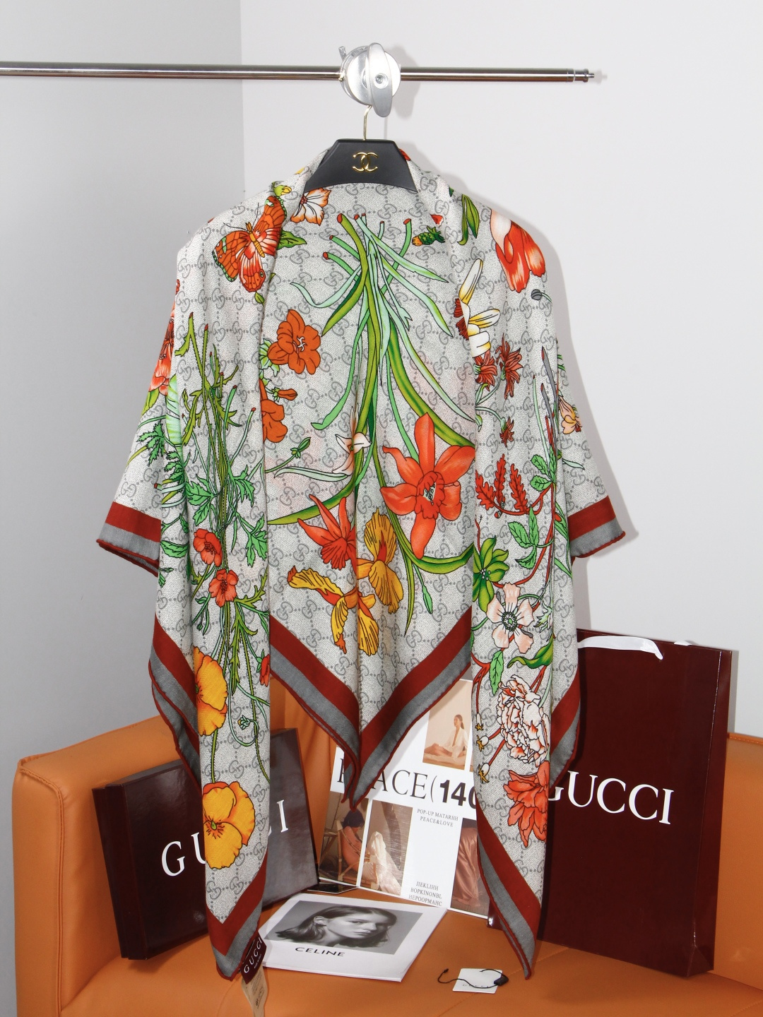 Gucci印花方巾 【双面同色印花】 春夏系列倾情推出活力十足的配饰，这款缀饰Gucci Flora花卉图案的方巾便是其