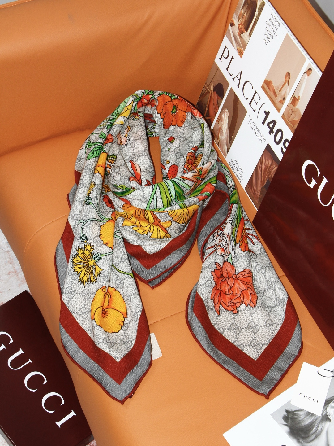 Gucci印花方巾 【双面同色印花】 春夏系列倾情推出活力十足的配饰，这款缀饰Gucci Flora花卉图案的方巾便是其
