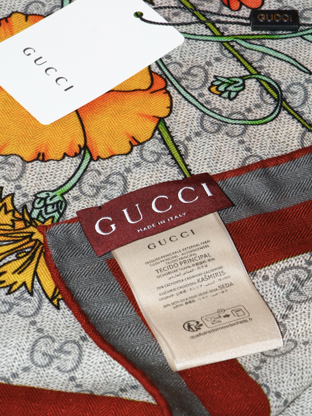 Gucci印花方巾 【双面同色印花】 春夏系列倾情推出活力十足的配饰，这款缀饰Gucci Flora花卉图案的方巾便是其