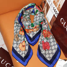 Gucci印花方巾 【双面同色印花】 春夏系列倾情推出活力十足的配饰,这款缀饰Gucci Flora花卉图案的方巾便是其 Gucci印花方巾 【双面同色印花】 春夏系列倾情推出活力十足的配饰,这款缀饰Gucci Flora花卉图案的方巾便是其