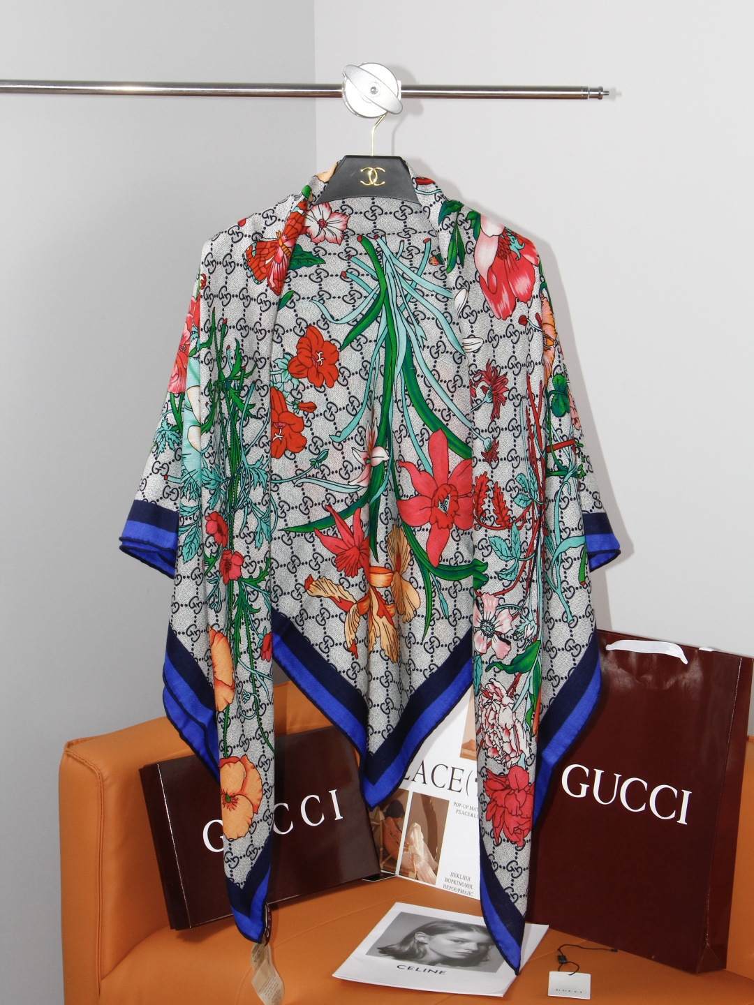 Gucci印花方巾 【双面同色印花】 春夏系列倾情推出活力十足的配饰,这款缀饰Gucci Flora花卉图案的方巾便是其 Gucci印花方巾 【双面同色印花】 春夏系列倾情推出活力十足的配饰,这款缀饰Gucci Flora花卉图案的方巾便是其