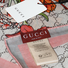 Gucci印花方巾 【双面同色印花】 春夏系列倾情推出活力十足的配饰,这款缀饰Gucci Flora花卉图案的方巾便是其 Gucci印花方巾 【双面同色印花】 春夏系列倾情推出活力十足的配饰,这款缀饰Gucci Flora花卉图案的方巾便是其